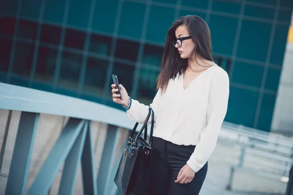 Hermosa Mujer Morena Con Camisa Blanca Mensajes Texto Teléfono Inteligente — Foto de Stock