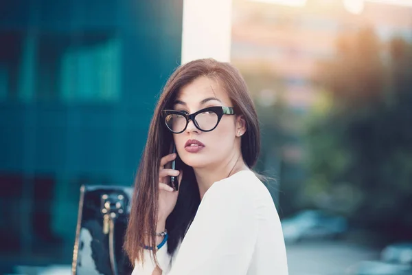 Geschäftsfrau Porträt Freien Telefoniert Mit Modernem Gebäude Als Hintergrund — Stockfoto