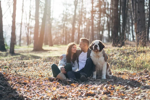Jovem Casal Desfrutando Juntos Natureza Com Seu Filhote Cachorro Saint — Fotografia de Stock