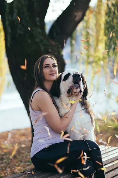 Mooie Jonge Brunette Vrouw Met Haar Schattige Saint Bernard Puppy — Stockfoto