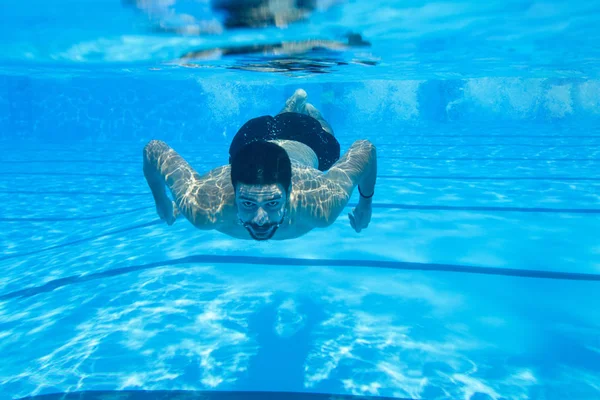 Fiatalember Úszás Víz Alatt Búvárkodás Medencében — Stock Fotó