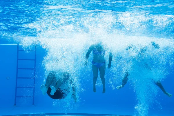 水下享受 朋友在游泳池里玩水下的乐趣 — 图库照片