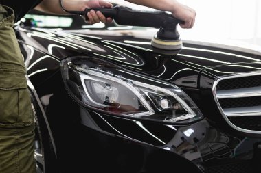 Araba - işçi oto tamircisi yörünge Parlatıcı ile ayrıntılı. Seçici odak.