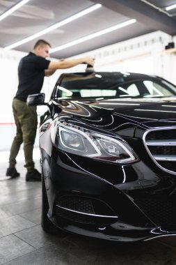 Araba - işçi oto tamircisi yörünge Parlatıcı ile ayrıntılı. Seçici odak.