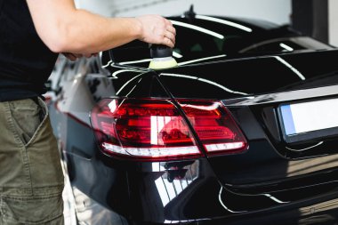 Araba - işçi oto tamircisi yörünge Parlatıcı ile ayrıntılı. Seçici odak.