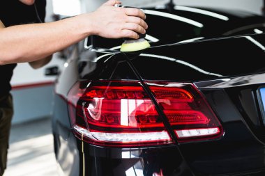 Araba - işçi oto tamircisi yörünge Parlatıcı ile ayrıntılı. Seçici odak.