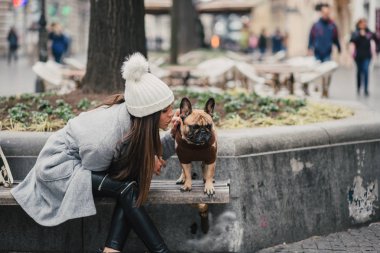 Güzel esmer kadın ile onun sevimli Fransız buldozer