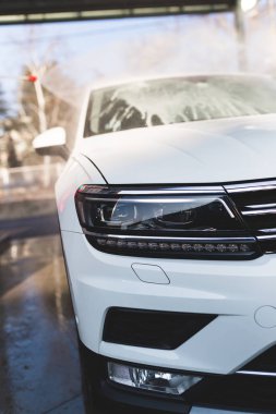 Araba yıkama. Yüksek basınçlı su kullanarak araba temizleme.