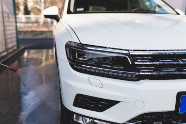 Araba yıkama. Yüksek basınçlı su kullanarak araba temizleme.