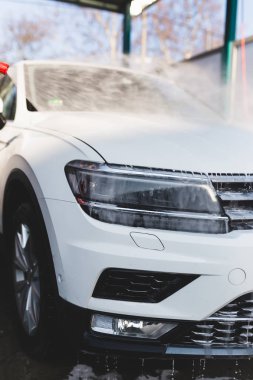 Araba yıkama. Yüksek basınçlı su kullanarak araba temizleme.