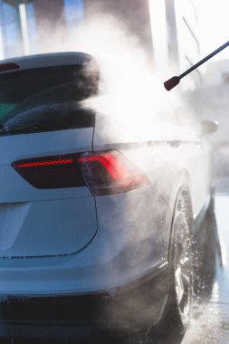 Araba yıkama. Yüksek basınçlı su kullanarak araba temizleme.