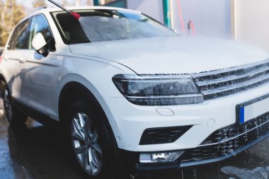 Araba yıkama. Yüksek basınçlı su kullanarak araba temizleme.