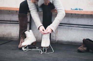 Paten yapmaya hazırlanan genç bir kadın. Ellere seçici odaklanma