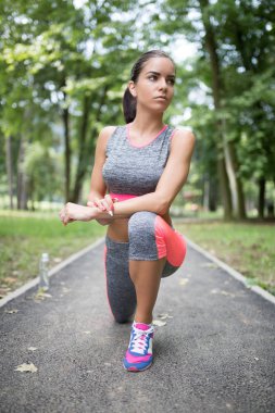 Çekici kadın spor fitness atlet açık havada koşu için hazırlanıyor.