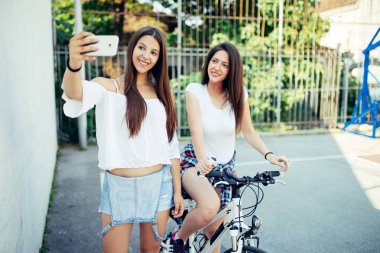 Selfie alarak iki genç ve güzel kız. 