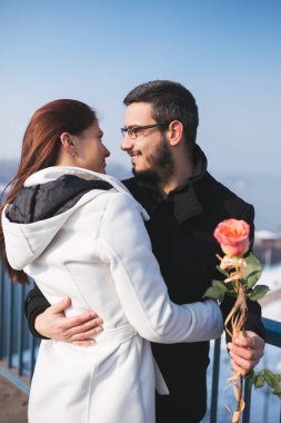 Şehir açık havada zevk mutlu çekici çift. İnsanlar aşk ve Valentine's day Tema.