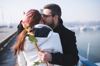 Şehir açık havada zevk mutlu çekici çift. İnsanlar aşk ve Valentine's day Tema.