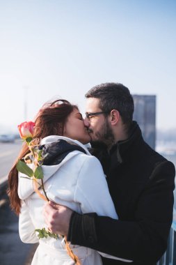 Şehir açık havada zevk mutlu çekici çift. İnsanlar aşk ve Valentine's day Tema.