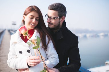 Şehir açık havada zevk mutlu çekici çift. İnsanlar aşk ve Valentine's day Tema.