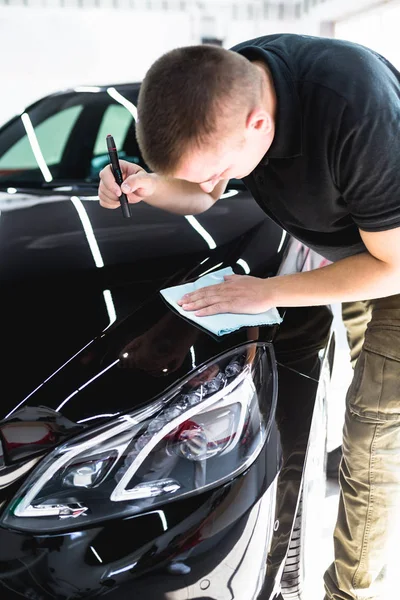 Coche Limpieza Hombre Con Tela Microfibra Coche Detallando Valeting Concepto — Foto de Stock