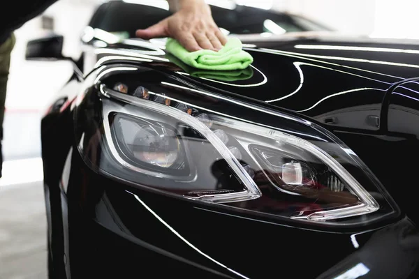 Ein Mann Reinigt Auto Mit Mikrofasertuch Auto Detaillierung Oder Valeting — Stockfoto