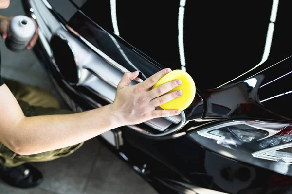 Coche Limpieza Hombre Con Tela Microfibra Coche Detallando Valeting Concepto — Foto de Stock