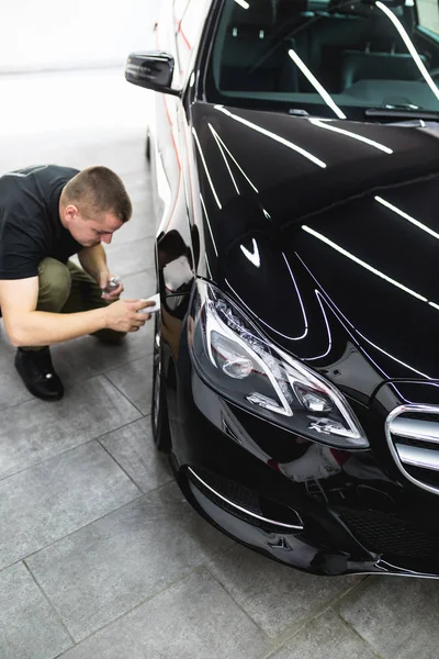 Coche Limpieza Hombre Con Tela Microfibra Coche Detallando Valeting Concepto — Foto de Stock