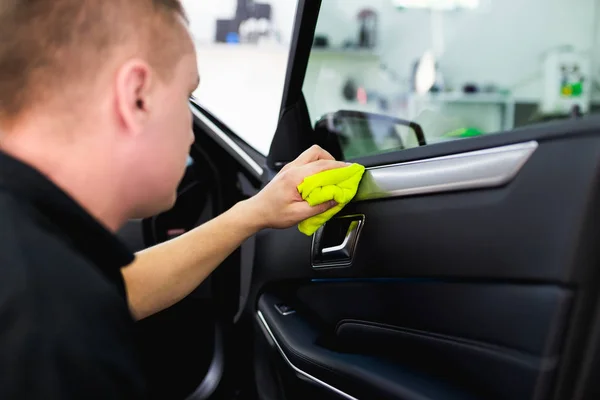 Homem Limpando Carro Com Pano Microfibra Carro Detalhando Valeting Conceito — Fotografia de Stock