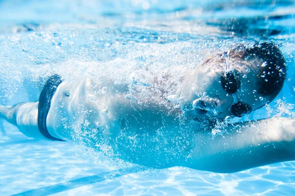 Подводное Наслаждение Молодой Человек Плавает Водой Ныряет Бассейн — стоковое фото