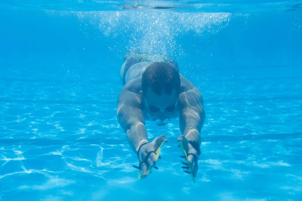 Подводное Наслаждение Молодой Человек Плавает Водой Ныряет Бассейн — стоковое фото