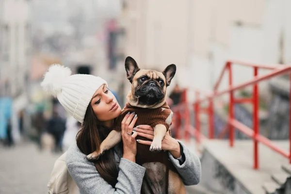 Piękna Brunetka Kobieta Jej Adorable Buldog Francuski — Zdjęcie stockowe