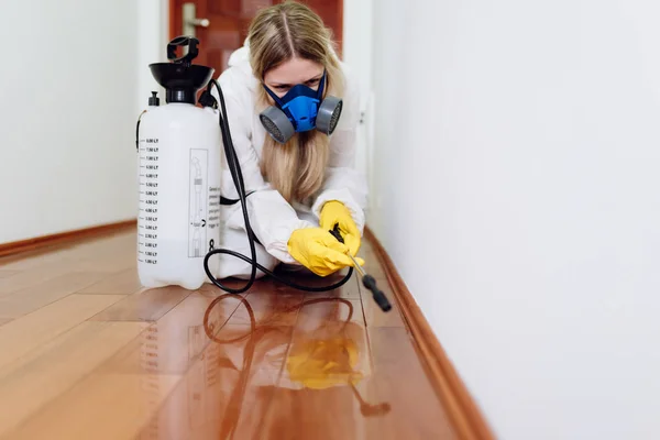 Exterminador Trabalho Desgaste Pulverização Pesticida Com Pulverizador — Fotografia de Stock