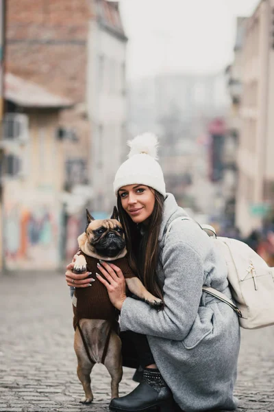 Piękna Brunetka Kobieta Jej Adorable Buldog Francuski — Zdjęcie stockowe