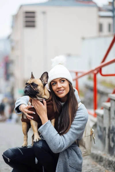 Mulher Morena Bonita Com Seu Adorável Bulldog Francês — Fotografia de Stock
