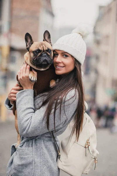 Piękna Brunetka Kobieta Jej Adorable Buldog Francuski — Zdjęcie stockowe