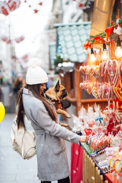 Onun sevimli Fransız buldozer yanındaki sokakta satış şekerler ile duran güzel esmer kadın.