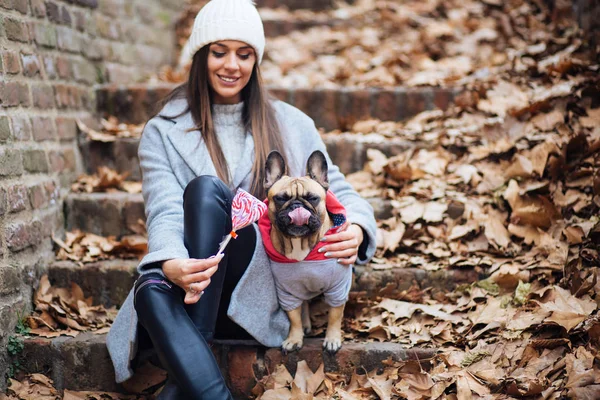 Mulher Desfrutando Livre Com Seu Adorável Bulldog Francês Eles Sentados — Fotografia de Stock