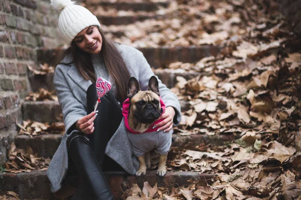 Mulher Desfrutando Livre Com Seu Adorável Bulldog Francês Eles Sentados — Fotografia de Stock