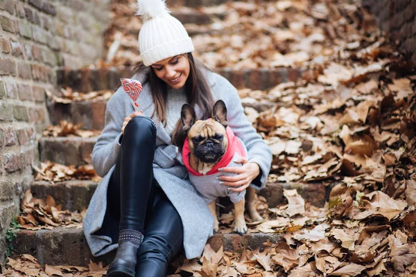 Femme Jouissant Plein Air Avec Son Adorable Bulldog Français Ils — Photo