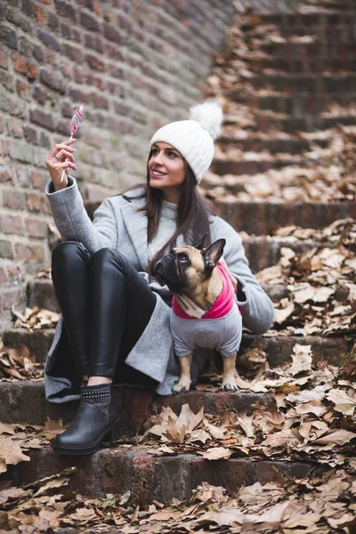 Mulher Desfrutando Livre Com Seu Adorável Bulldog Francês Eles Sentados — Fotografia de Stock