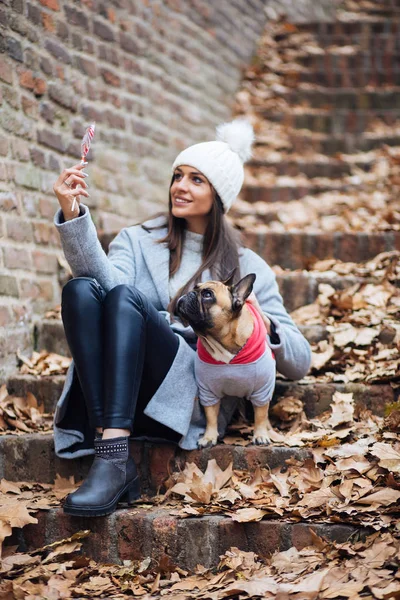 Mulher Desfrutando Livre Com Seu Adorável Bulldog Francês Eles Sentados — Fotografia de Stock