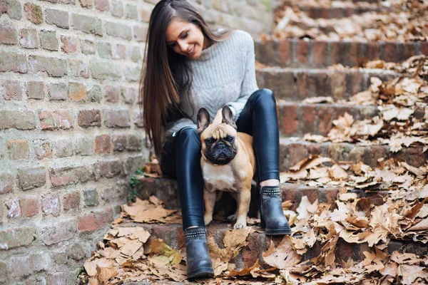 Mulher Desfrutando Livre Com Seu Adorável Bulldog Francês Eles Sentados — Fotografia de Stock