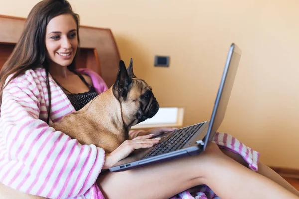 Attractive Young Woman Enjoying Bed Her French Bulldog Pet Doing — Stock Photo, Image