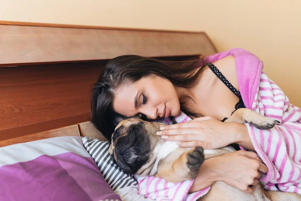 Jovem Atraente Desfrutando Cama Com Seu Animal Estimação Bulldog Francês — Fotografia de Stock