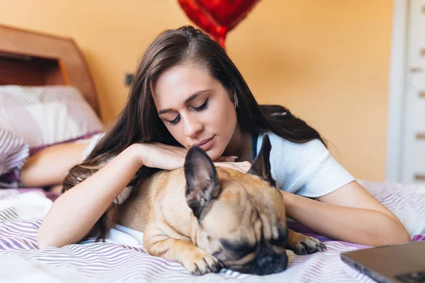 Jovem Atraente Desfrutando Cama Com Seu Animal Estimação Bulldog Francês — Fotografia de Stock