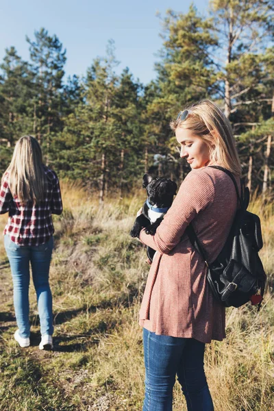 Wanita Berambut Cokelat Muda Menggendong Anjing Bulldog Perancisnya Dan Menikmati — Stok Foto