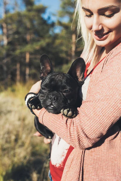 Jovem Morena Segurando Seu Filhote Cachorro Bulldog Francês Desfrutando Dia — Fotografia de Stock