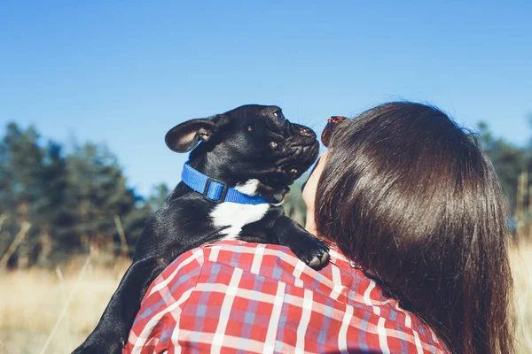 Young Brunette Woman Holding Her French Bulldog Puppy Enjoying Sunny — Stock Photo, Image