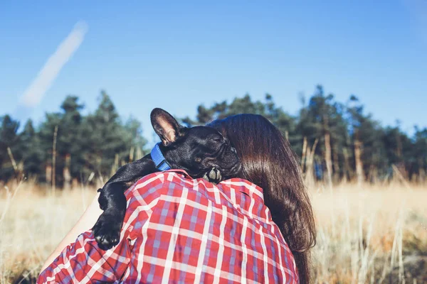 Jovem Morena Segurando Seu Filhote Cachorro Bulldog Francês Desfrutando Dia — Fotografia de Stock