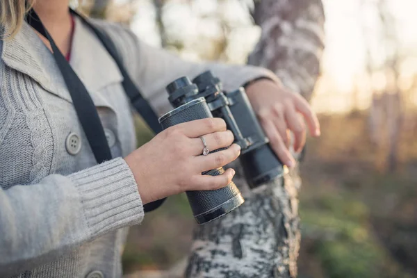 Vacker Kvinna Som Håller Kikare Och Står Skogen Bredvid Trädet — Stockfoto